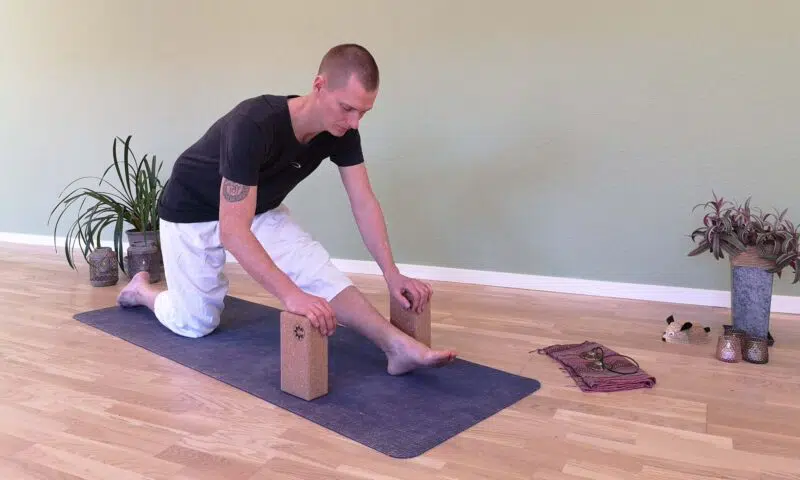 Yogastilling med blokke